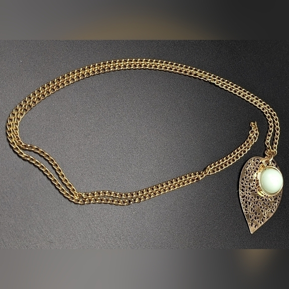 MINIMALIST Leaf and Mint Green Accent Necklace - Picture 3 of 3
